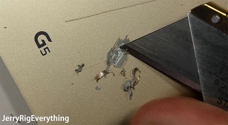 LG G5 покрыт не пластиком, а толстым слоем краски