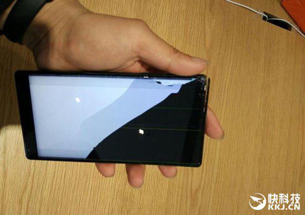 Xiaomi Mi Mix разбивается при падении с высоты около метра