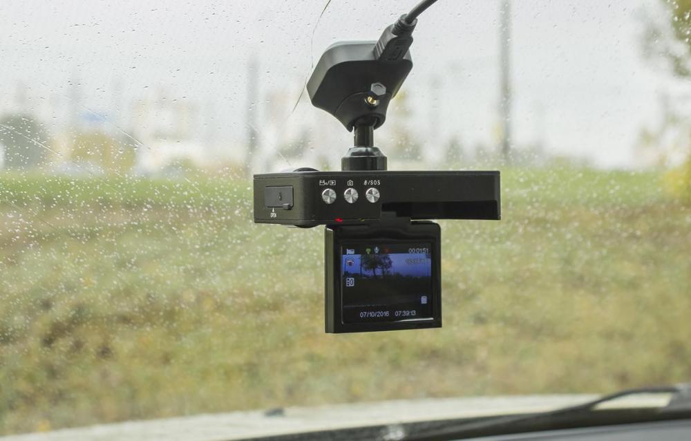 На магнитном креплении: видеорегистратор Prestigio RoadRunner 506 GPS