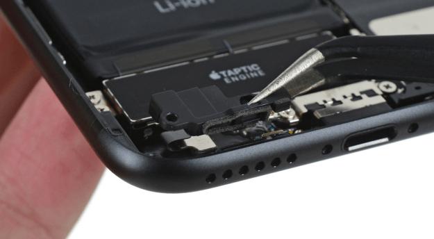 iPhone 7: вместо мини-джека пластиковая заглушка