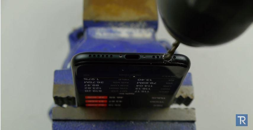 Владельцы iPhone 7 сверлят мини-джек