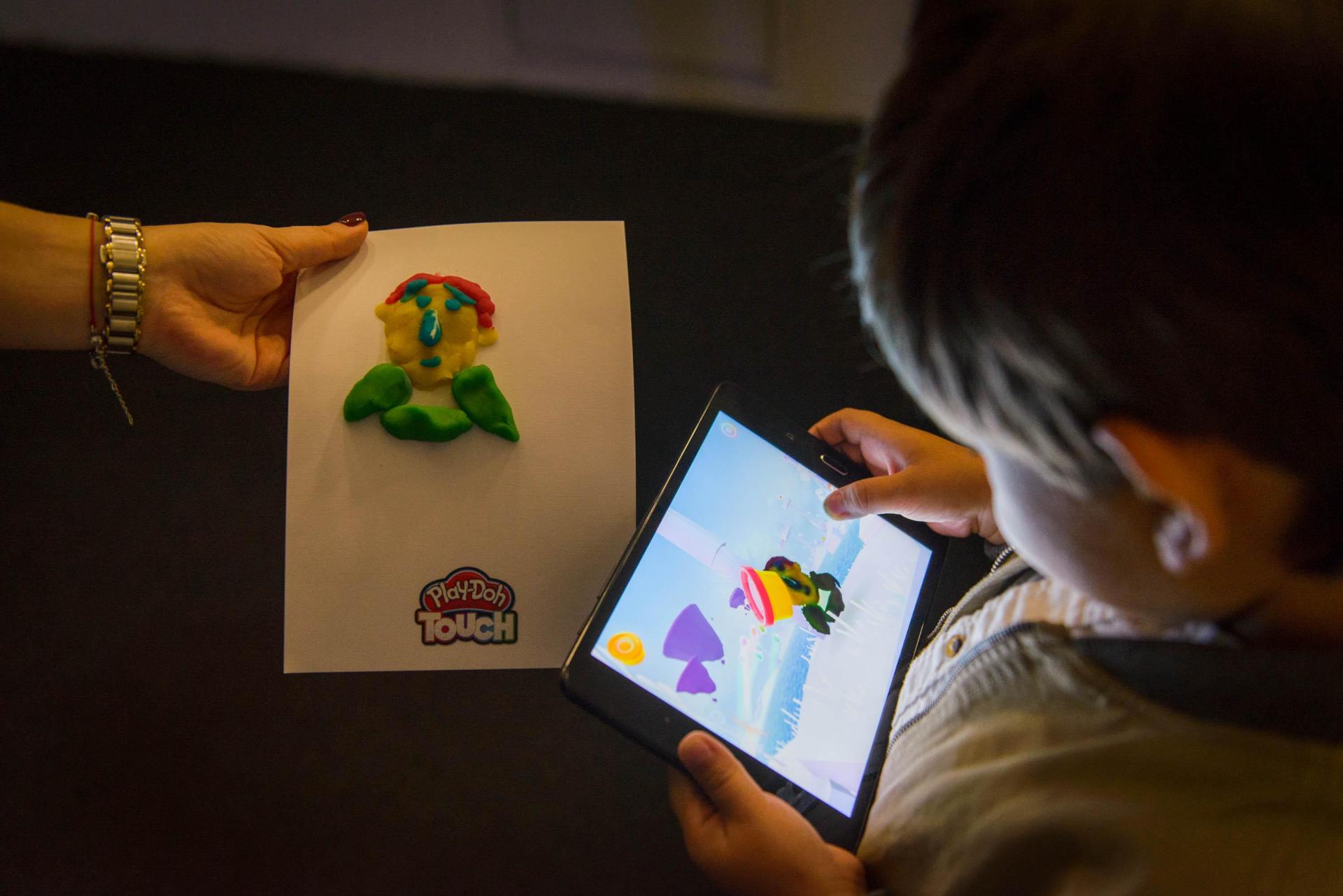Слепленные из пластилина персонаж оживет в виртуальном мире на экране гаджета в приложении Play-Doh Touch