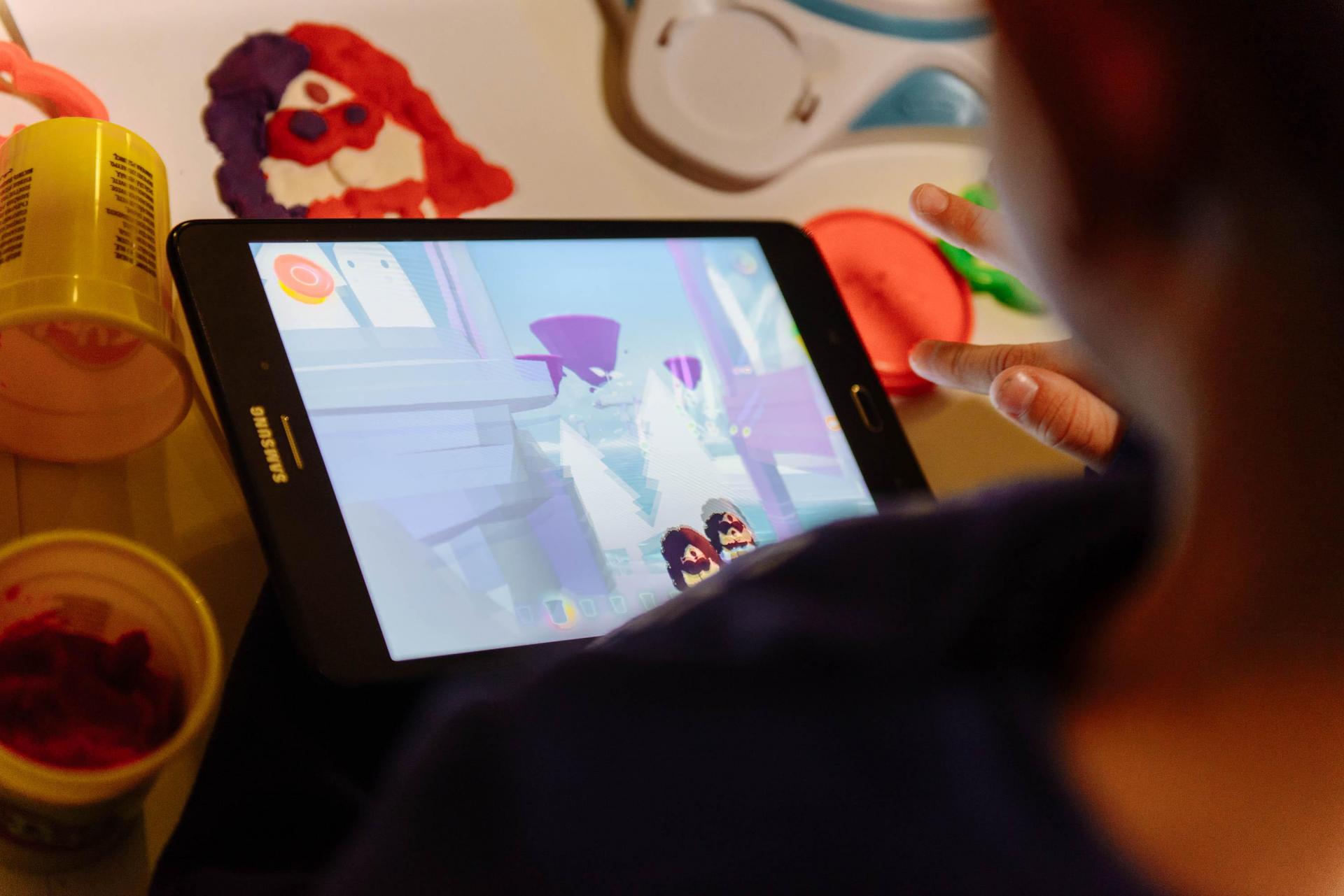 Слепленные из пластилина персонаж оживет в виртуальном мире на экране гаджета в приложении Play-Doh Touch