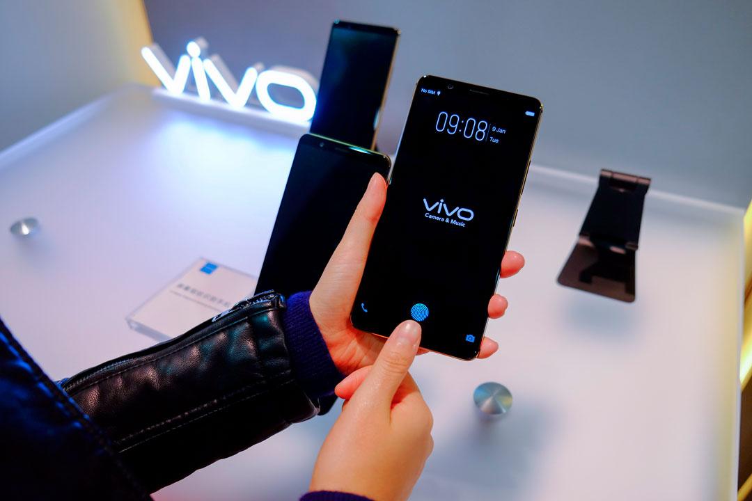 Vivo смогла первой - встроила сканер отпечатков пальцев в экран смартфона