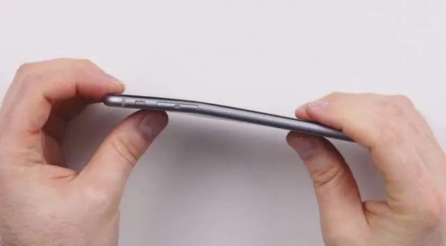 Видеобитва: сгибаем iPhone 6 Plus, Samsung Galaxy S6 Edge и HTC One M9