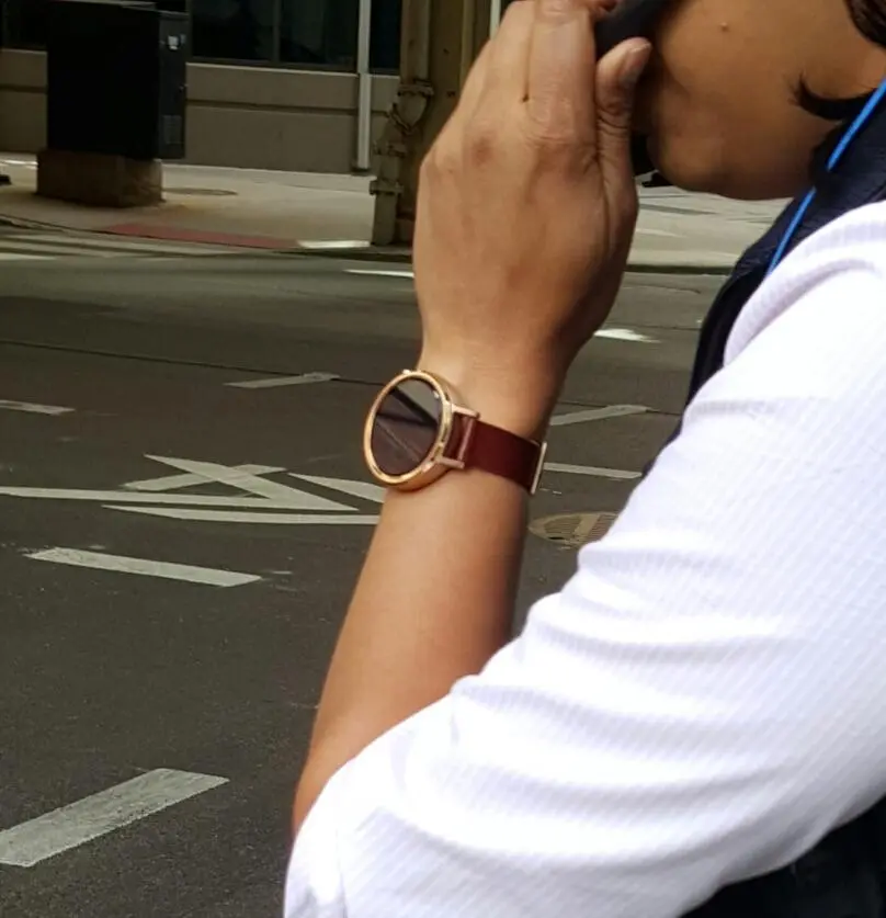 Умные часы Moto 360 второго поколения встретили в Чикаго