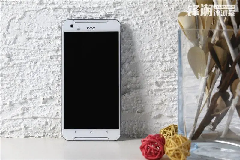 HTC X9 откровенно позирует на свежих фото