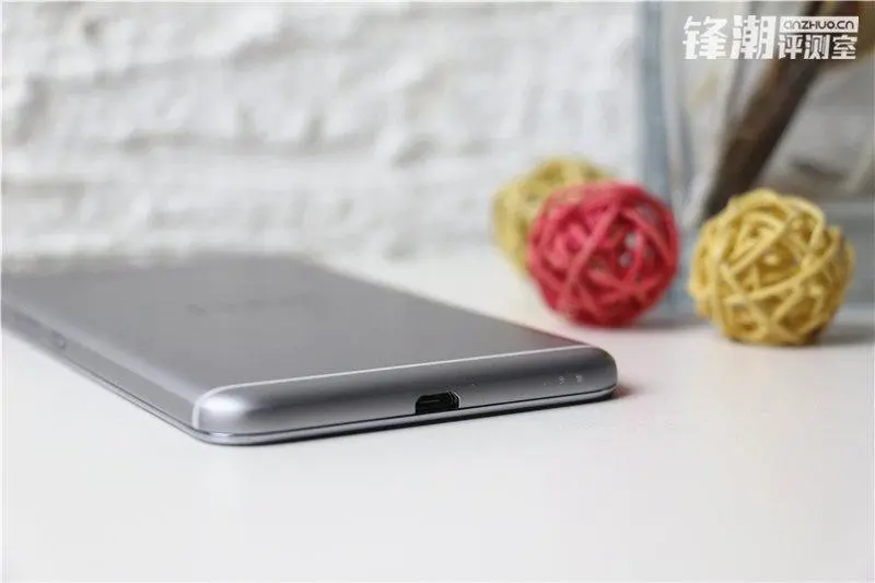 HTC X9 откровенно позирует на свежих фото