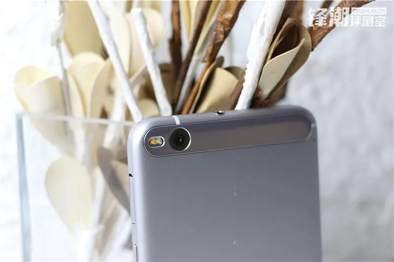 HTC X9 откровенно позирует на свежих фото