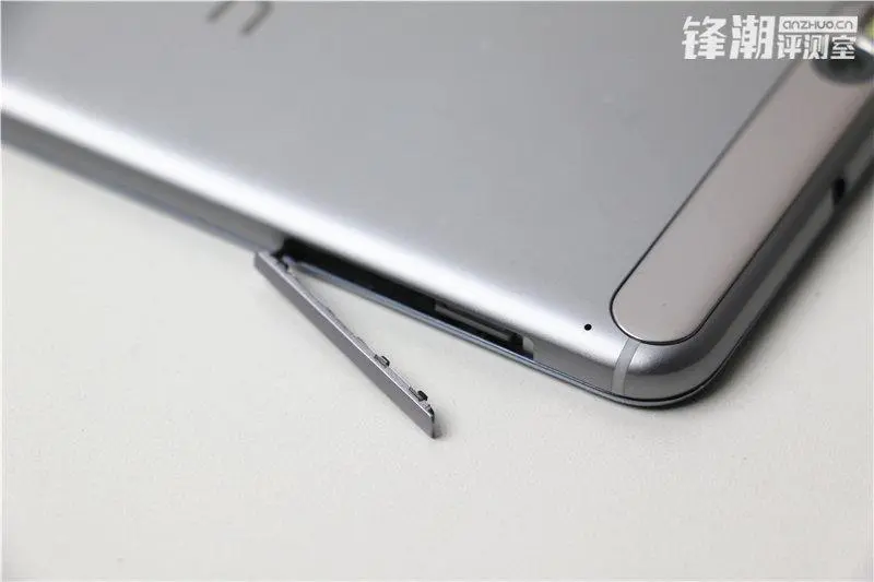 HTC X9 откровенно позирует на свежих фото