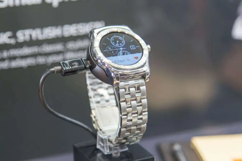 LG Urbane может стоить дороже Apple Watch
