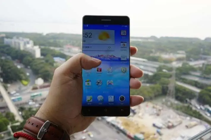 OPPO забыли о рамках в новом устройстве