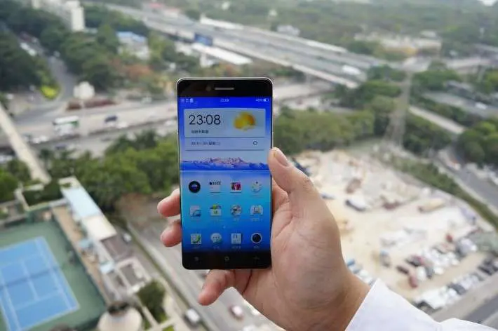 OPPO забыли о рамках в новом устройстве