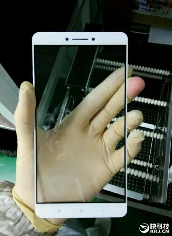 Смотрим на переднюю панель Xiaomi Max