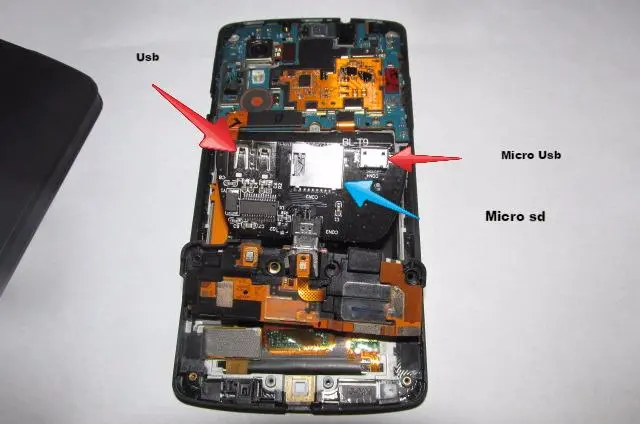 Парень просто добавил слот MicroSD в Nexus 5