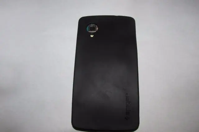 Парень просто добавил слот MicroSD в Nexus 5