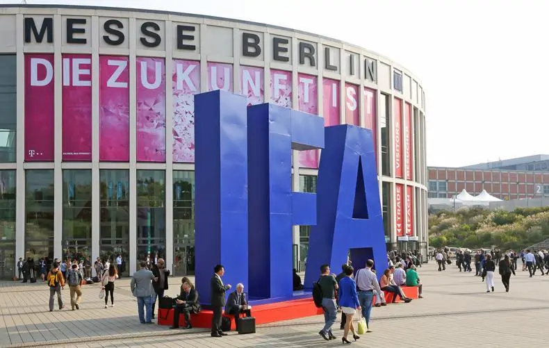 Samsung покажет умныечасы Gear S3 на IFA в сентябре