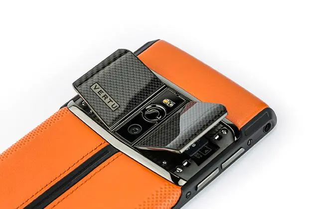 Vertu представила новейший флагман Signature Touch Carbon Sport