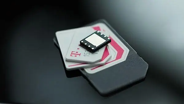 «МегаФон» пробует работать с eSim