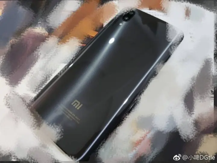 Xiaomi Mi 7 блистает на живых фото и рендерах