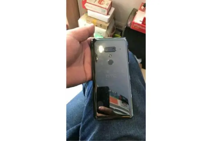 Зеркально сверкающий, с 4 сенсорами камер HTC U12+ позирует на фото