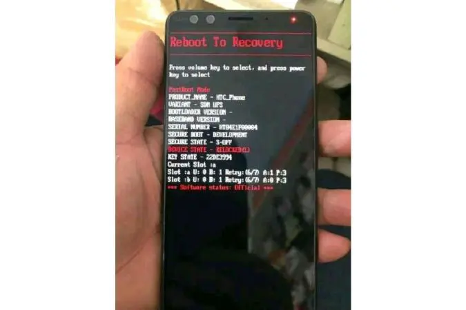 Зеркально сверкающий, с 4 сенсорами камер HTC U12+ позирует на фото
