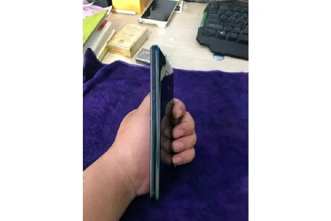 Зеркально сверкающий, с 4 сенсорами камер HTC U12+ позирует на фото