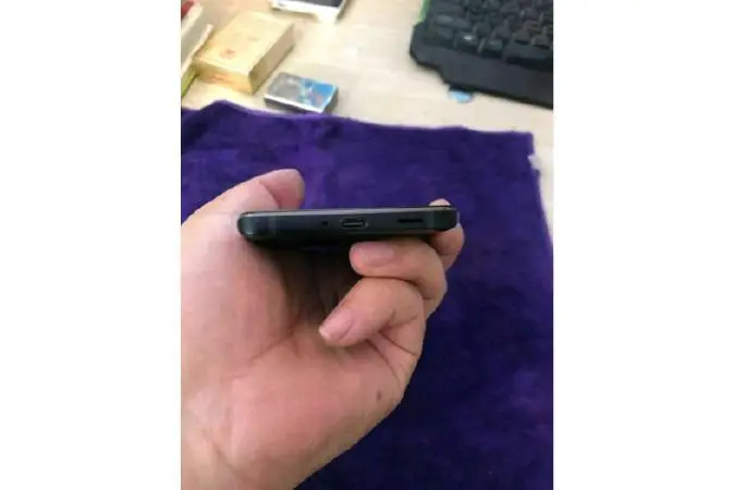 Зеркально сверкающий, с 4 сенсорами камер HTC U12+ позирует на фото