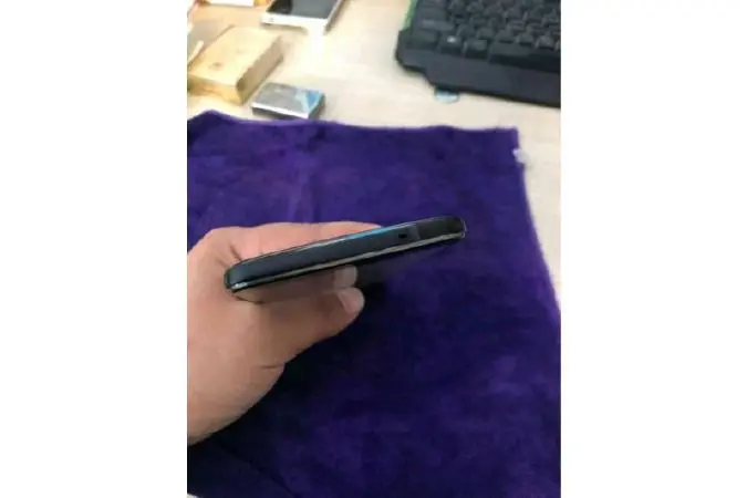 Зеркально сверкающий, с 4 сенсорами камер HTC U12+ позирует на фото