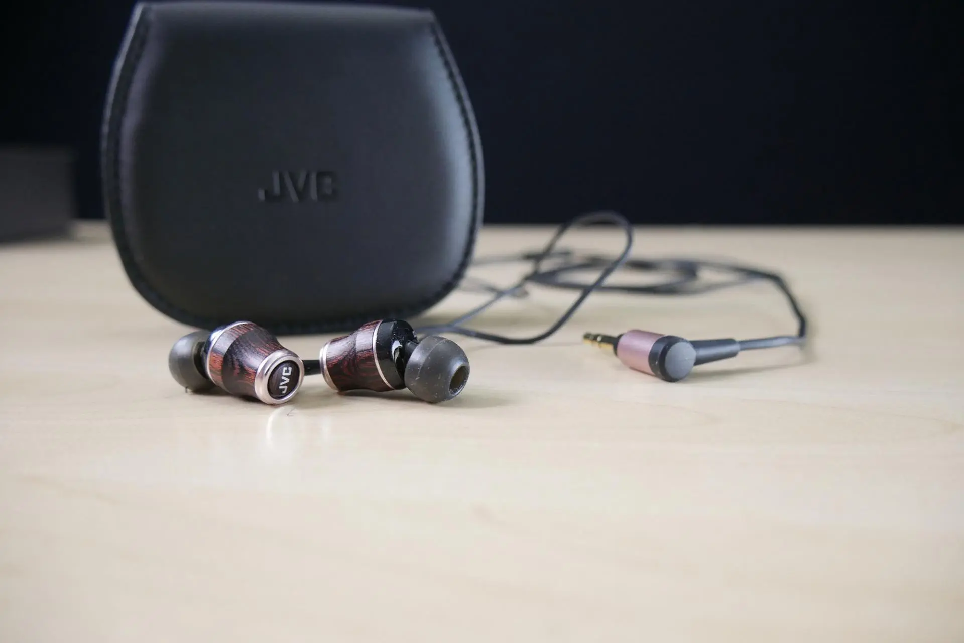 Обзор деревянных наушников для аудиофилов JVC HA-FW03