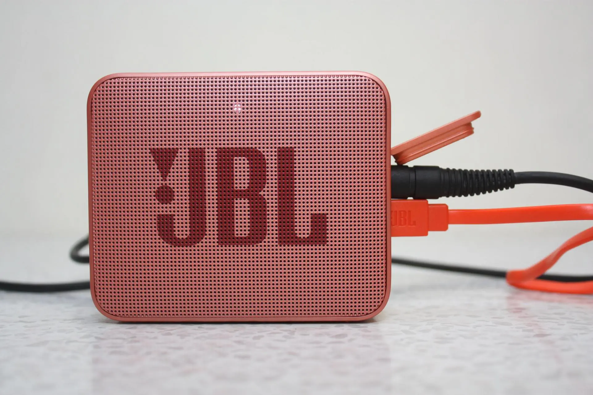 Обзор портативной беспроводной колонки JBL Go 2