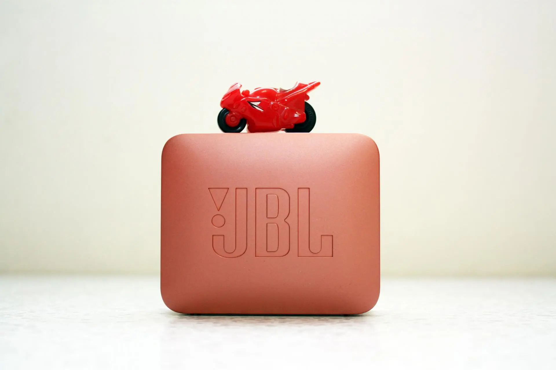 Обзор портативной беспроводной колонки JBL Go 2