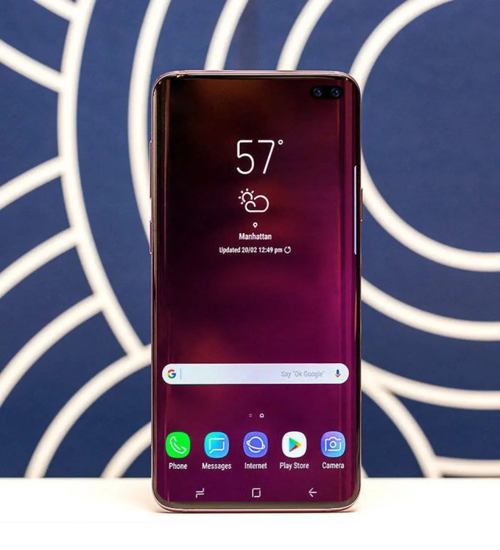 Samsung не даст чёлку Galaxy S10, но продырявит экран