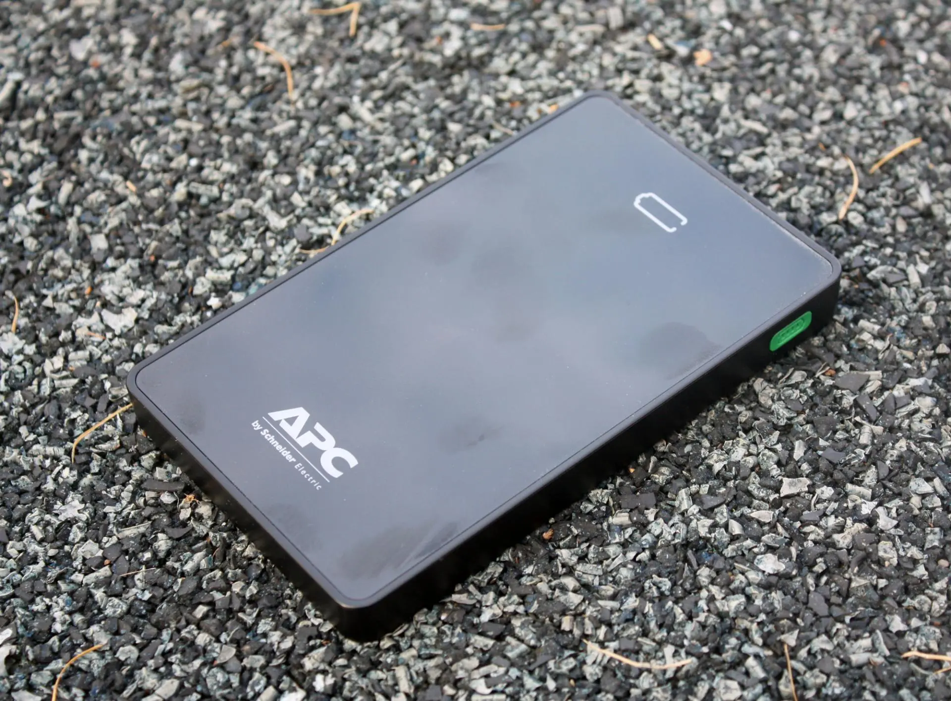 Обзор внешнего аккумулятора APC Mobile Power Pack M10 (M10BK/WH-EC)