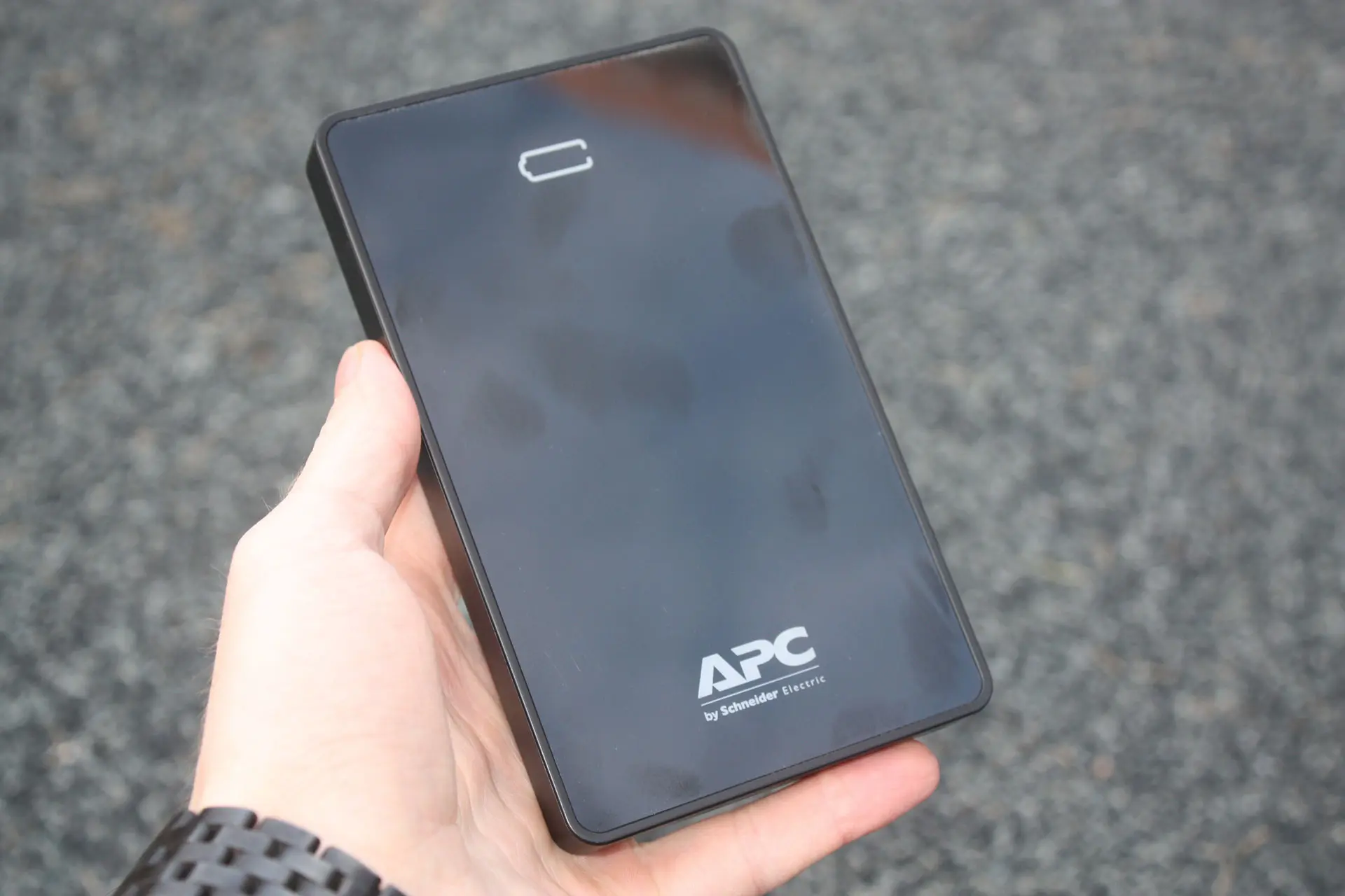 Обзор внешнего аккумулятора APC Mobile Power Pack M10 (M10BK/WH-EC)