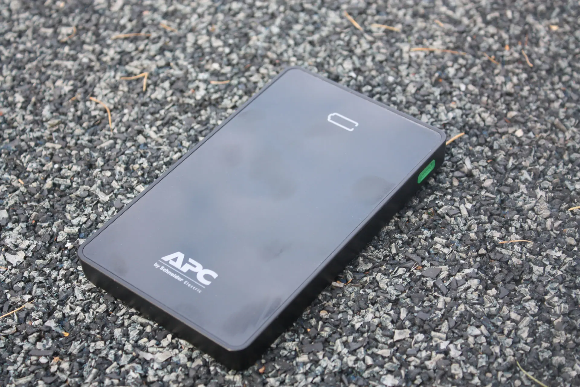 Обзор внешнего аккумулятора APC Mobile Power Pack M10 (M10BK/WH-EC)