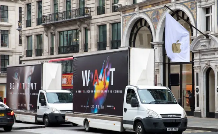 Huawei троллит Apple и Samsung рекламой P20