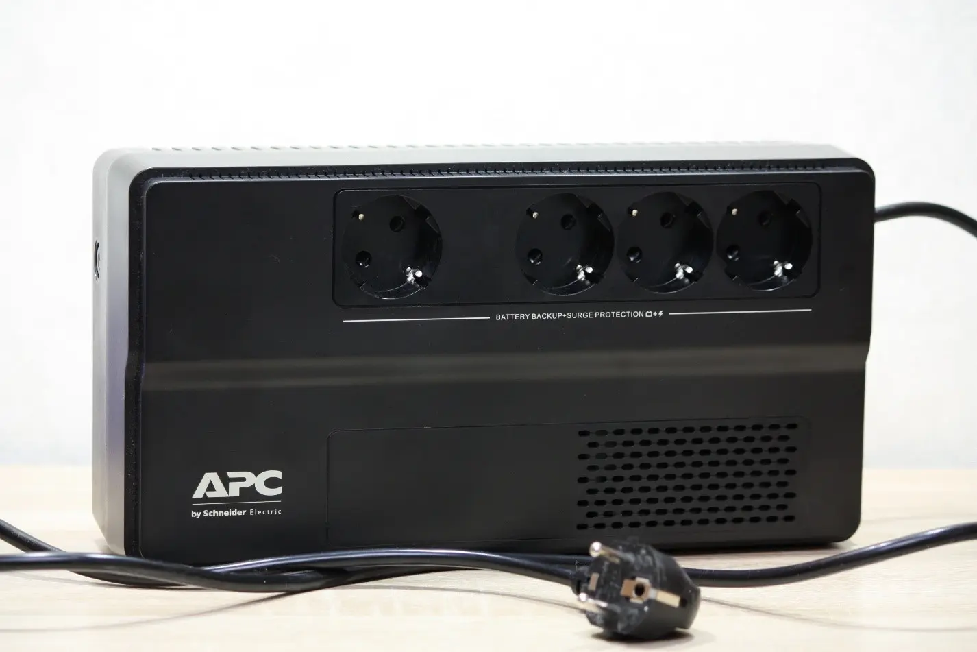 Обзор источника бесперебойного питания APC BV1000I-GR