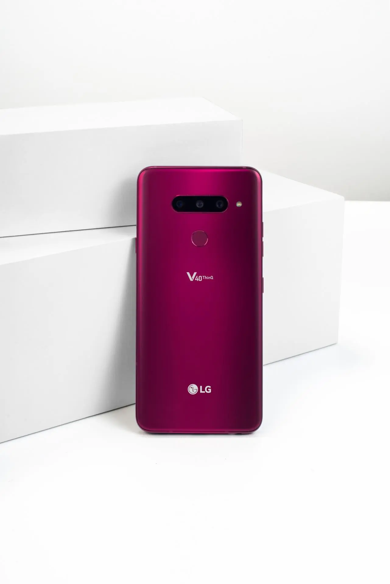 Тройная основная и двойная селфи камеры у нового LG V40 ThinQ