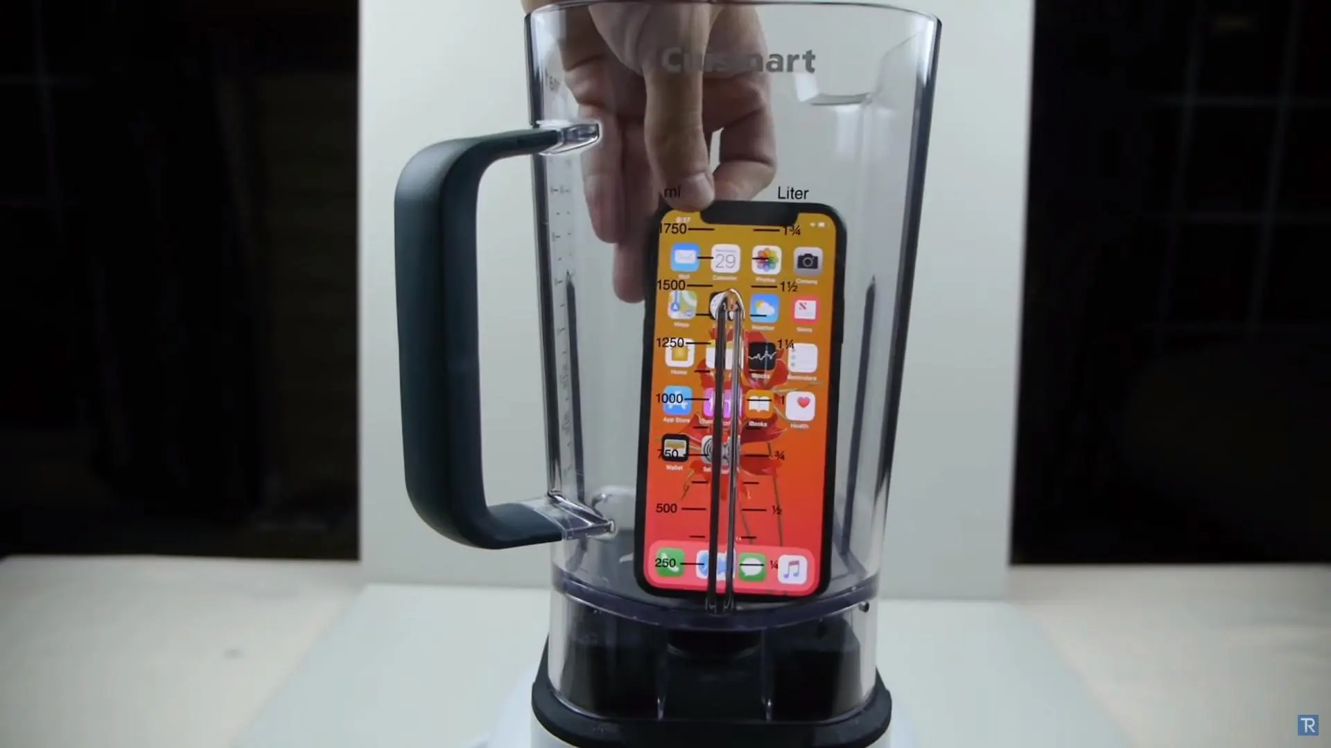 Что будет если размельчить iPhone X в блендере и выпить его?