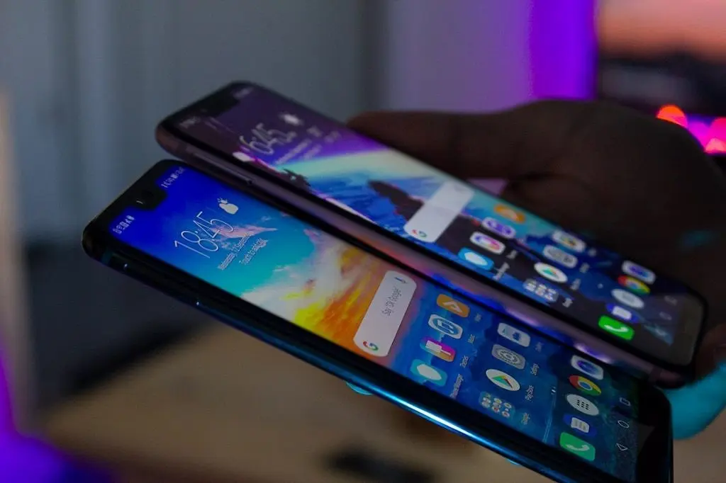 Honor Play или Honor 10? Где выше цена-качество?