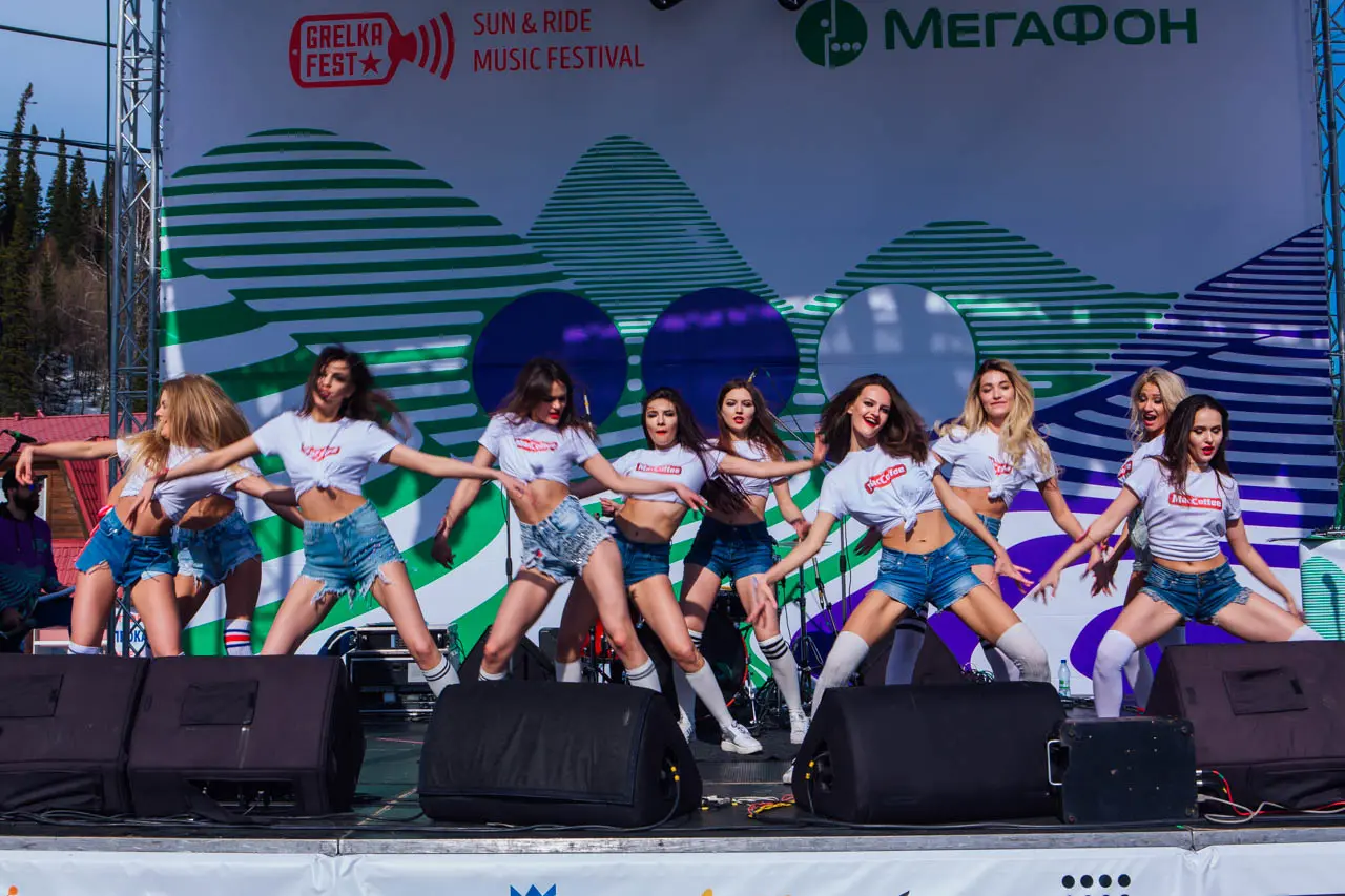 Девушки-красотки, купальники и горные склоны — GRELKA Fest