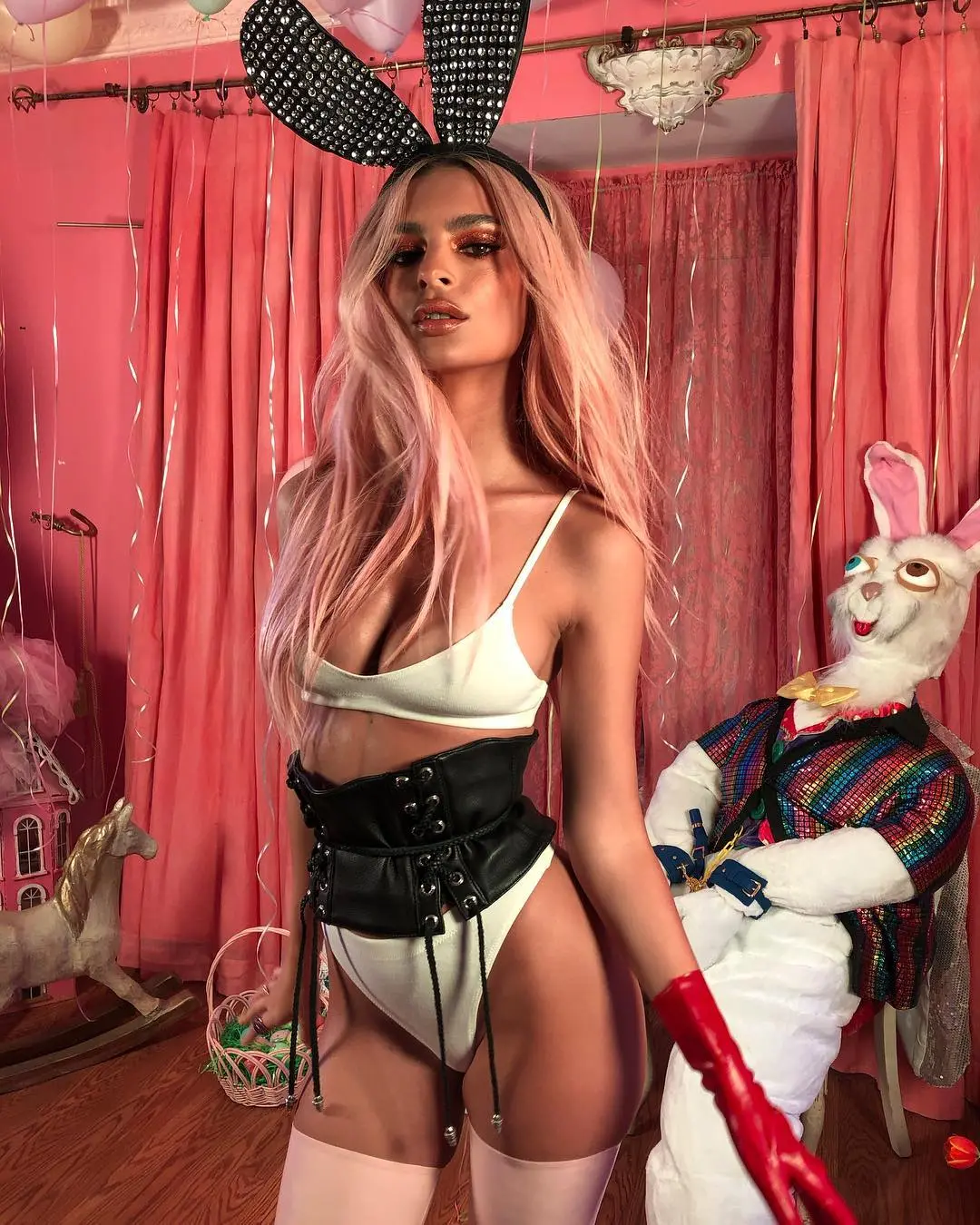 Эмилия Ратаковски позирует топлес для Instagram