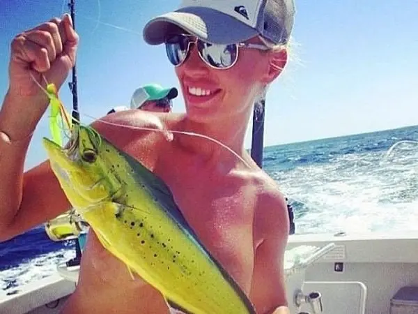Обнажить грудь, чтобы прикрыть рыбой. Новый флешмоб #fishbra в Instagram