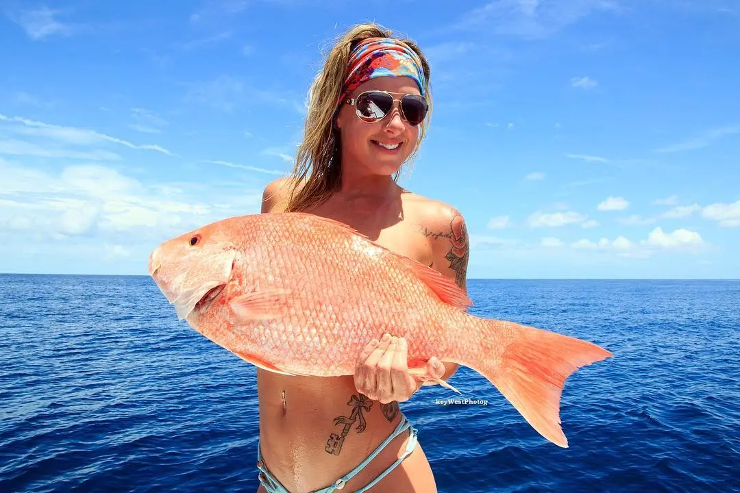 Обнажить грудь, чтобы прикрыть рыбой. Новый флешмоб #fishbra в Instagram