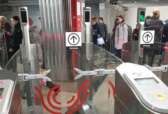 Турникеты в метро распознают наши лица