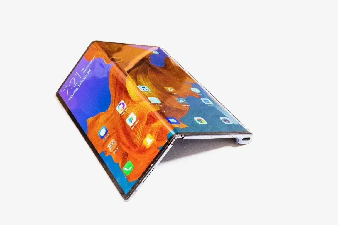 Huawei согнула смартфон Mate X. Говорят, что лучше Samsung