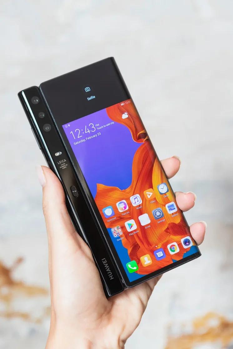 Huawei согнула смартфон Mate X. Говорят, что лучше Samsung