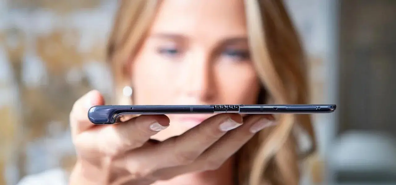 Huawei согнула смартфон Mate X. Говорят, что лучше Samsung