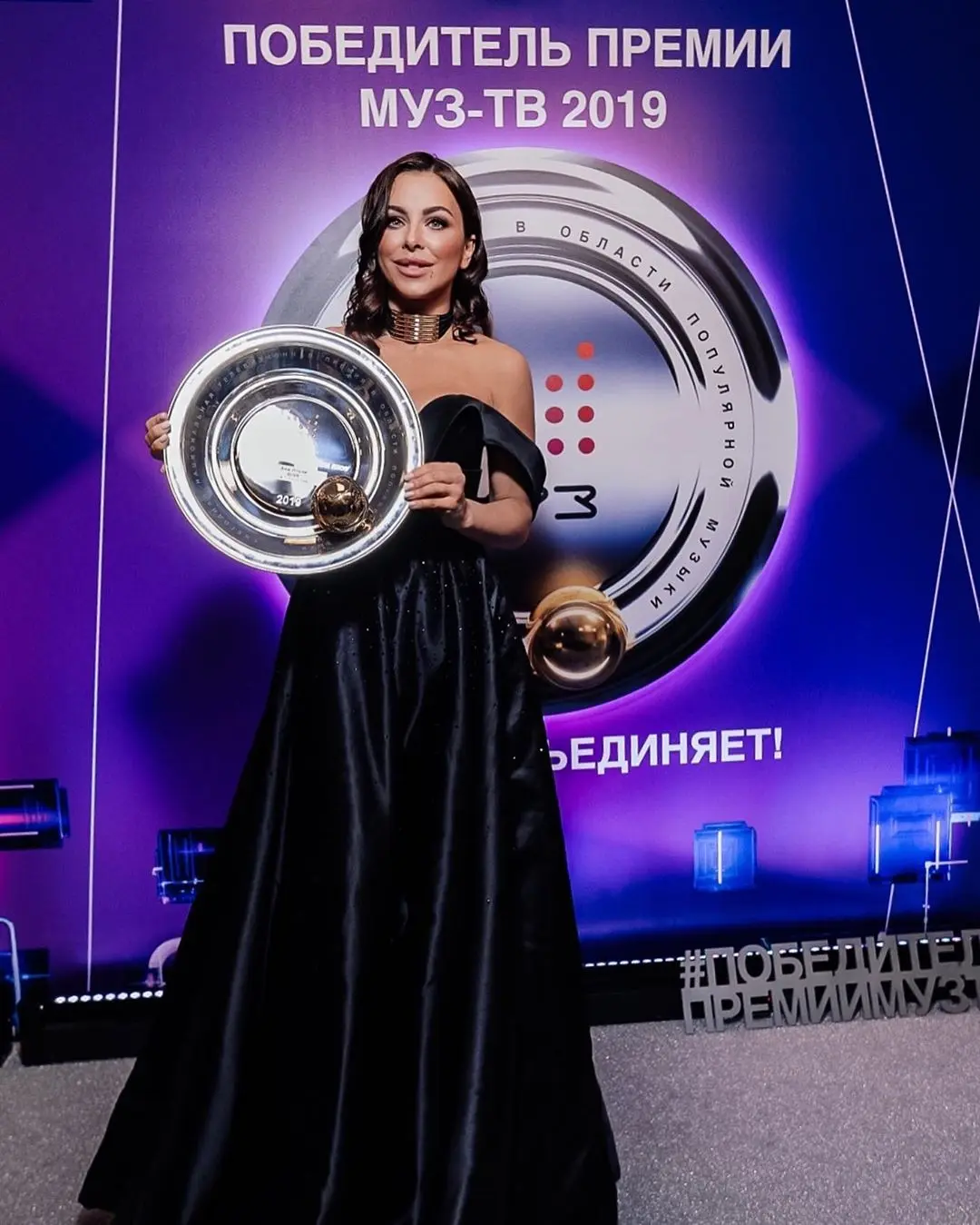 Ани Лорак поразила фанатов откровенным декольте на премии Муз-ТВ